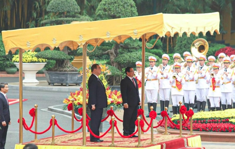 Japanese PM welcomed by Vietnamese counterpart in Hanoi